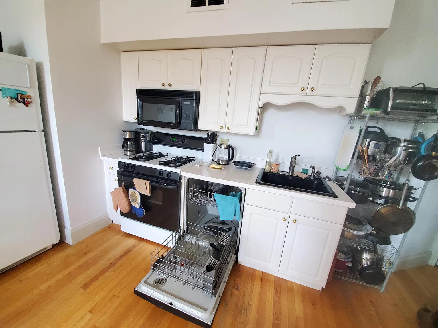 2 bed, 1 bath apartment for rent at 183 Columbia St Unit 204, The Port — photo 3 of 10