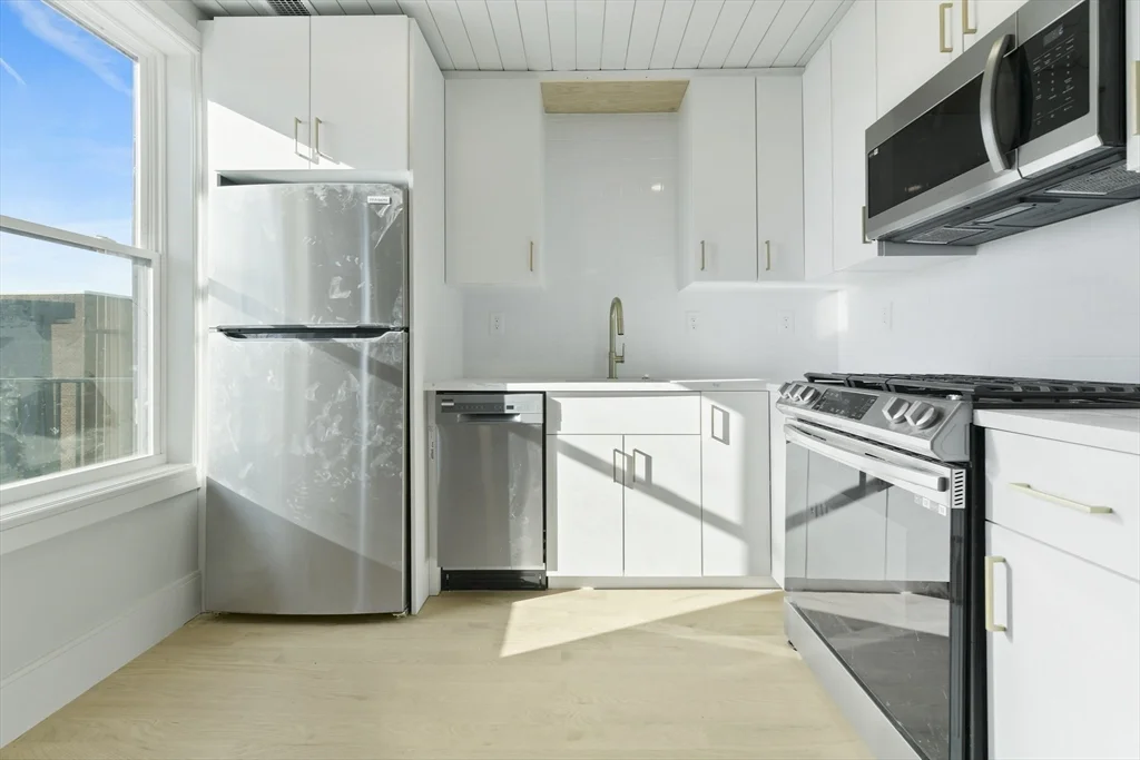 2 bed, 2 bath apartment for rent at 183 Maverick St Unit 3, East Boston — photo 4 of 14