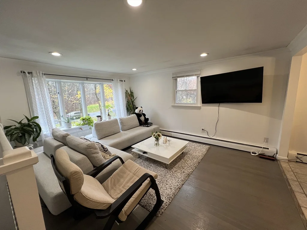 3 bed, 1 bath apartment for rent at 183 Oak St, Raynham — photo 4 of 18
