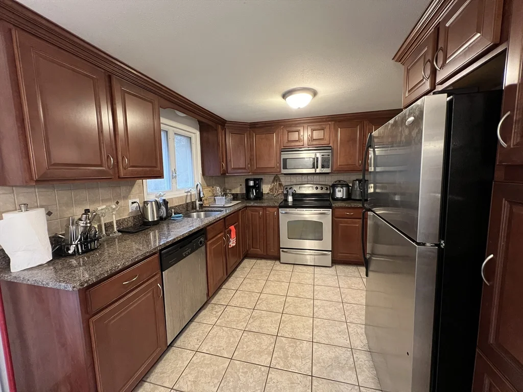 3 bed, 1 bath apartment for rent at 183 Oak St, Raynham — photo 5 of 18