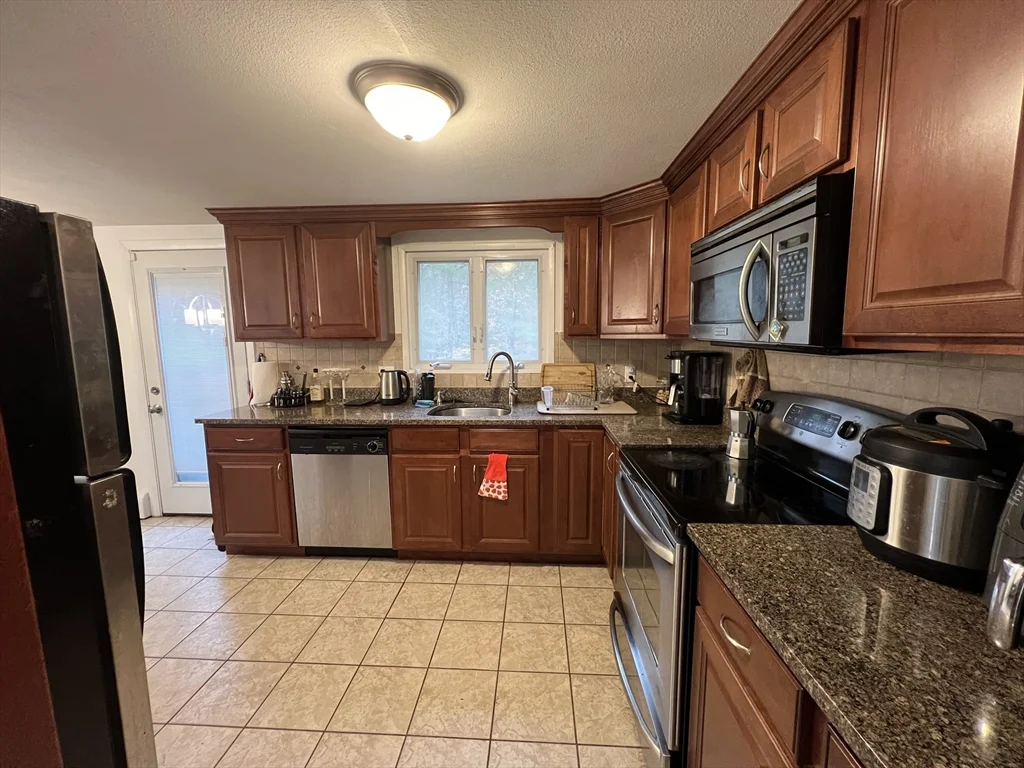 3 bed, 1 bath apartment for rent at 183 Oak St, Raynham — photo 6 of 18