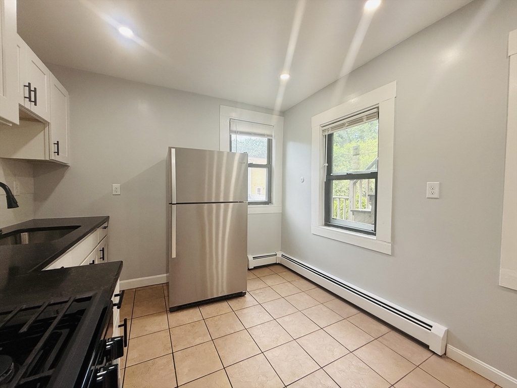2 bed, 1 bath apartment for rent at 183 Windsor St Unit 1, The Port — photo 3 of 14