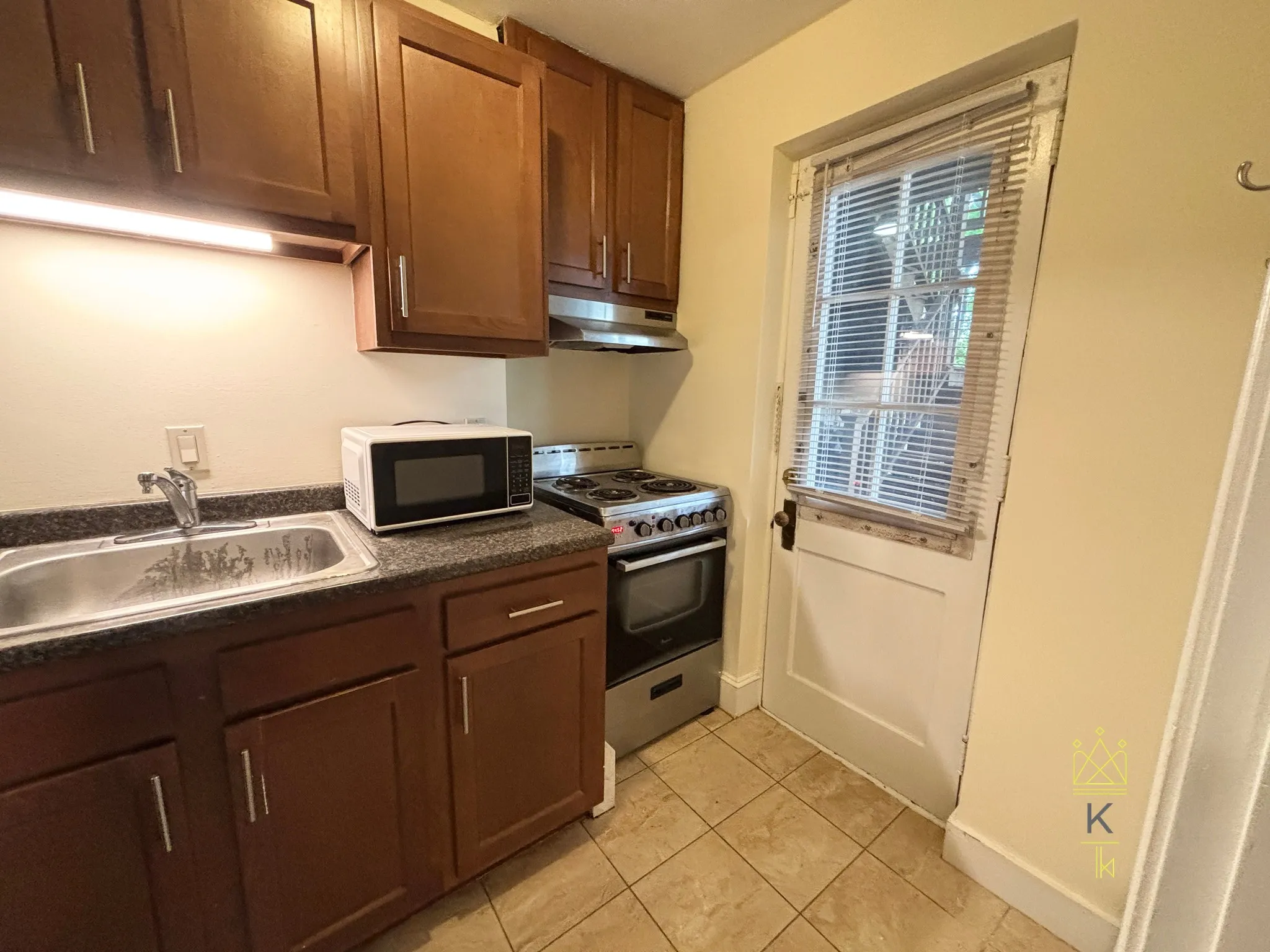 Studio bed, 1 bath apartment for rent at 183 Winthrop Rd Unit 03, Aspinwall Hill — photo 3 of 6