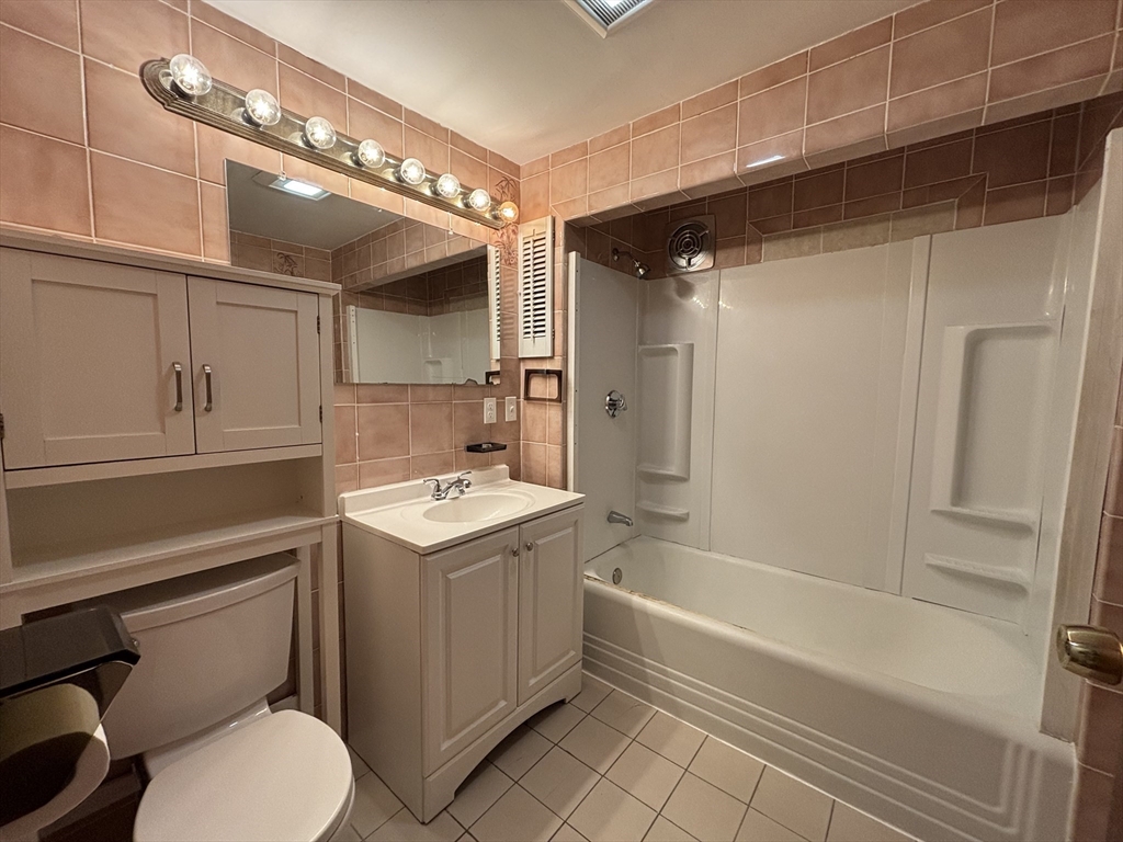 2 bed, 1 bath apartment for rent at 184 Bucknam Unit 2, Everett — photo 5 of 14