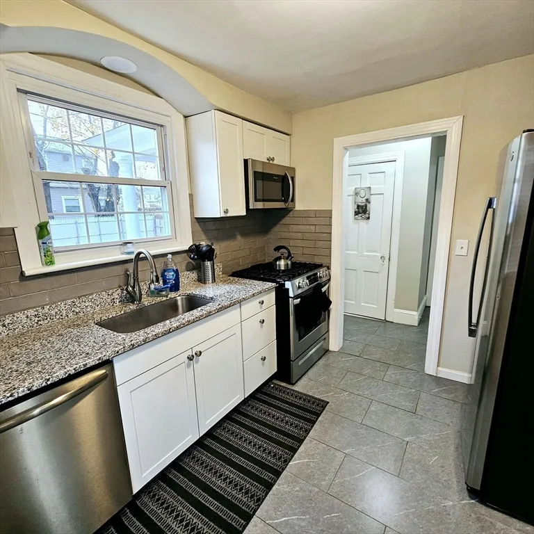 3 bed, 2 bath apartment for rent at 184 Canton St Unit 0, East Side — photo 3 of 20