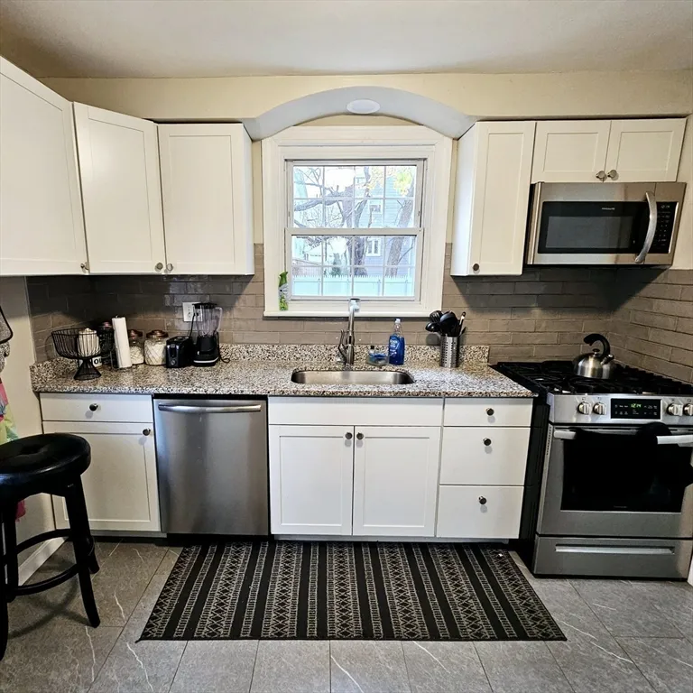 3 bed, 2 bath apartment for rent at 184 Canton St Unit 0, East Side — photo 2 of 20