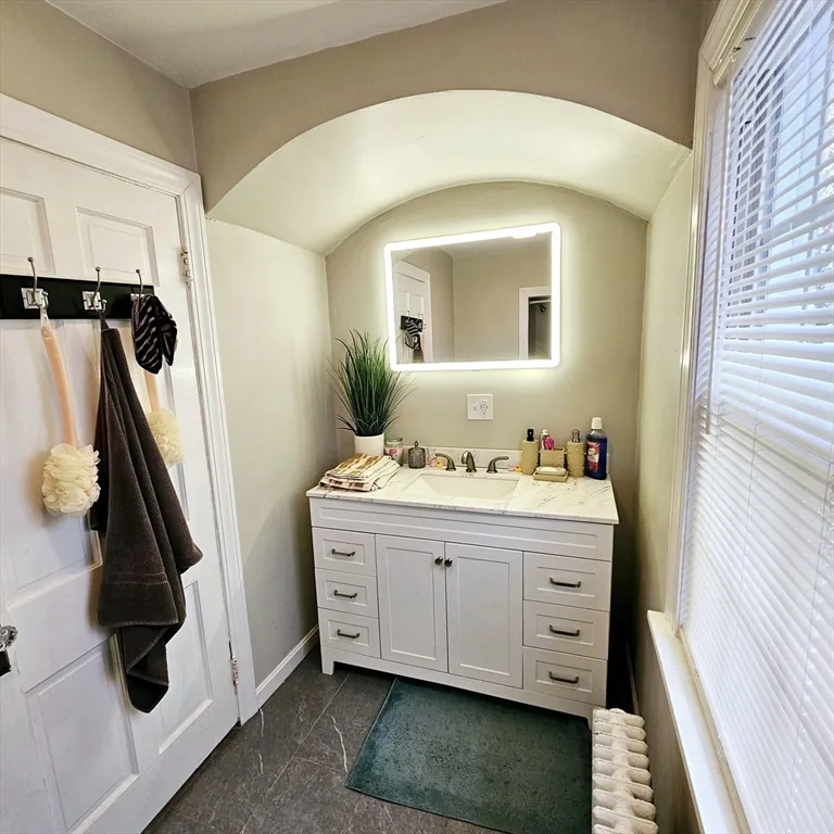 3 bed, 2 bath apartment for rent at 184 Canton St Unit 0, East Side — photo 16 of 20