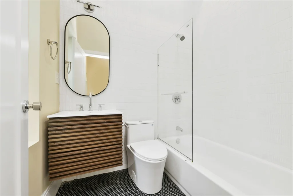 3 bed, 2 bath apartment for rent at 184 Paris Unit 3, East Boston — photo 3 of 16