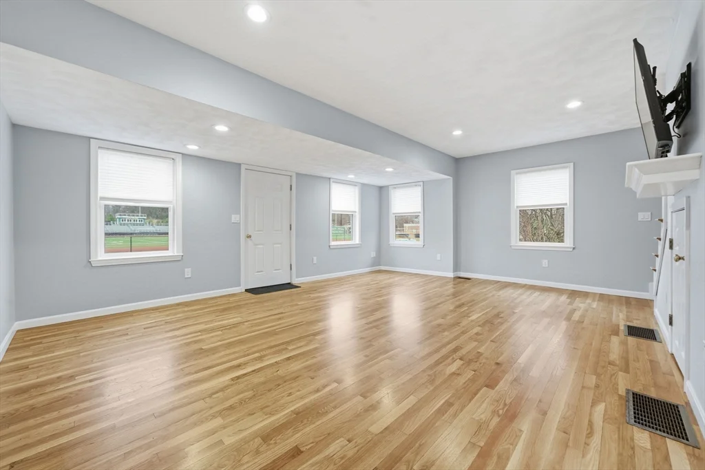 2 bed, 1 bath apartment for rent at 184 Park St, North Reading — photo 3 of 25