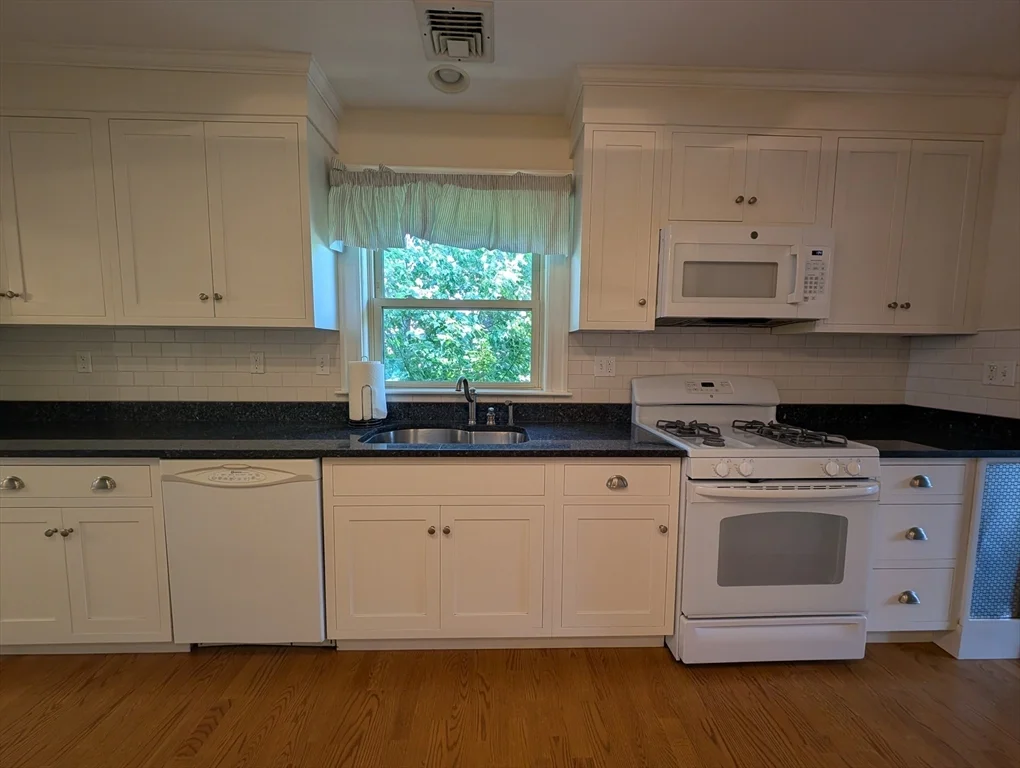 3 bed, 1 bath apartment for rent at 184 Parmenter Rd Unit 2, West Newton — photo 8 of 20