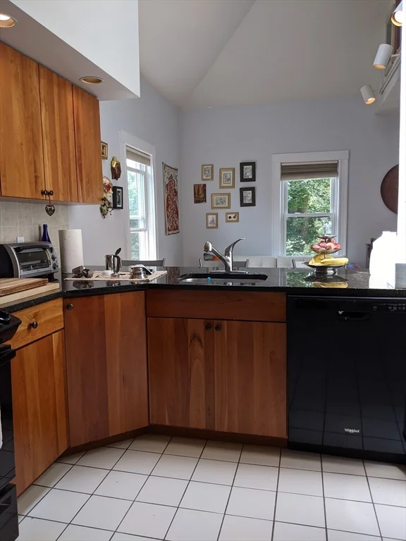 2 bed, 1 bath apartment for rent at 184 White St Unit 2, Belmont — photo 27 of 29