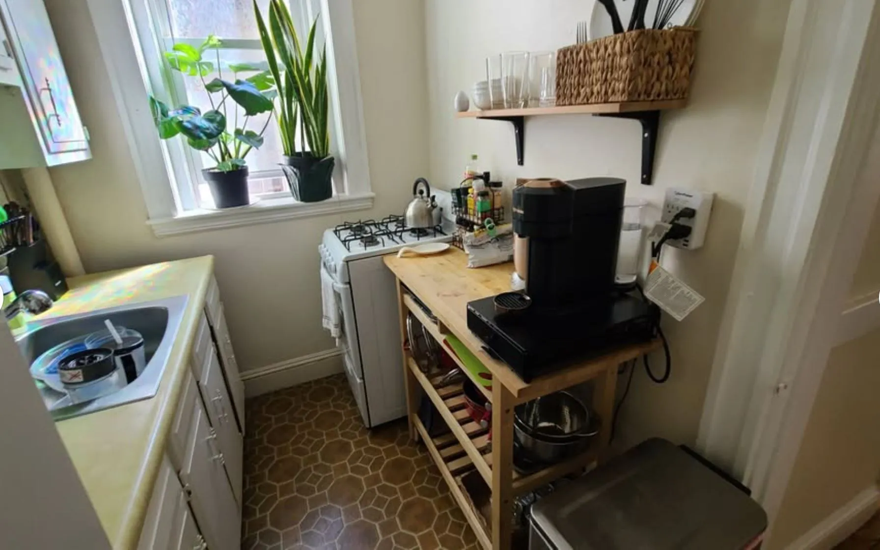 Studio bed, 1 bath apartment for rent at 1840 Commonwealth Ave Unit 8, Brighton — photo 3 of 7