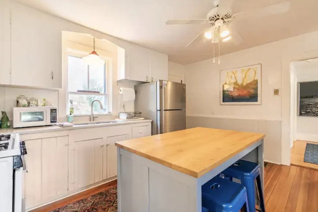 3 bed, 1 bath apartment for rent at 1847 Main Rd, Westport Point — photo 3 of 22