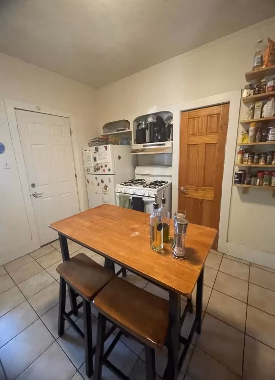 3 bed, 1 bath apartment for rent at 185 Beacon St Unit 1, Ward Two — photo 2 of 6