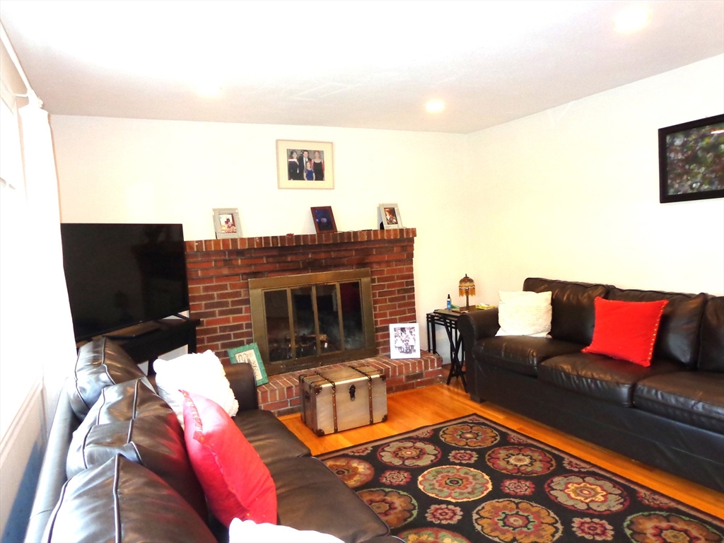 3 bed, 2 bath apartment for rent at 185 Edenfield Ave Unit 2, Watertown — photo 3 of 19
