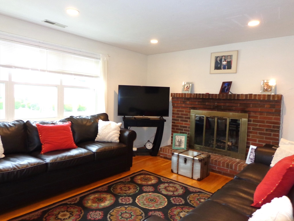 3 bed, 2 bath apartment for rent at 185 Edenfield Ave Unit 2, Watertown — photo 4 of 19