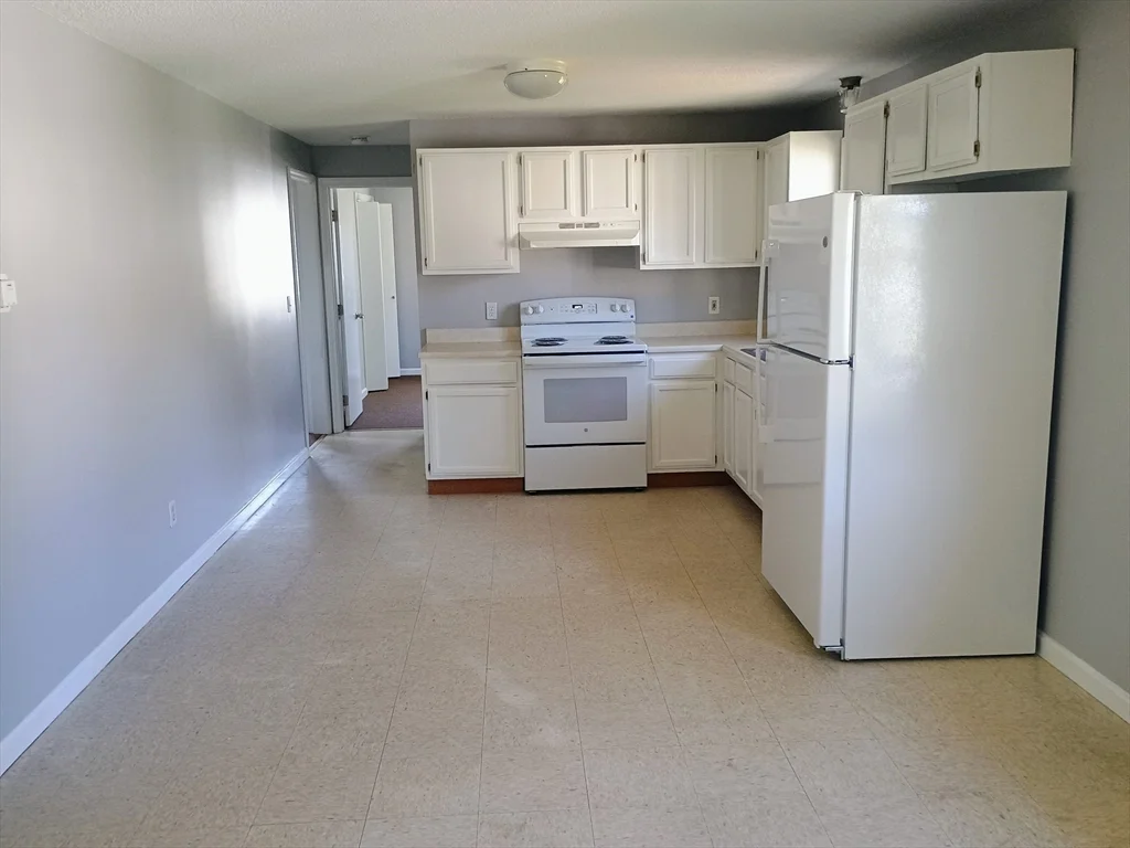 3 bed, 1 bath apartment for rent at 185 High St Unit 2L, Taunton — photo 2 of 8