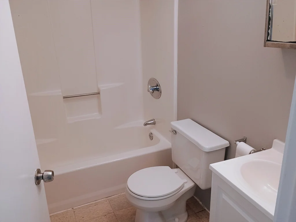 3 bed, 1 bath apartment for rent at 185 High St Unit 2L, Taunton — photo 4 of 8