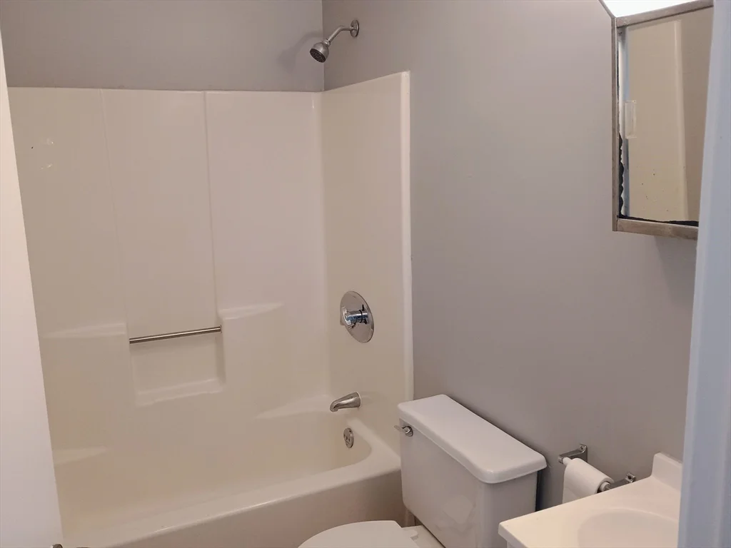 3 bed, 1 bath apartment for rent at 185 High St Unit 2L, Taunton — photo 5 of 8