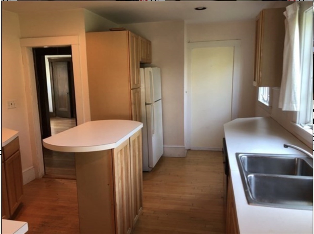 3 bed, 1 bath apartment for rent at 185 Huron Ave Unit 1, Observatory Hill — photo 5 of 10