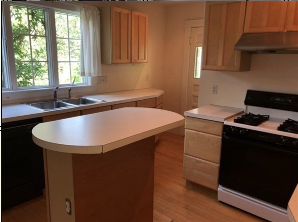 3 bed, 1 bath apartment for rent at 185 Huron Ave Unit 1, Observatory Hill — photo 4 of 10