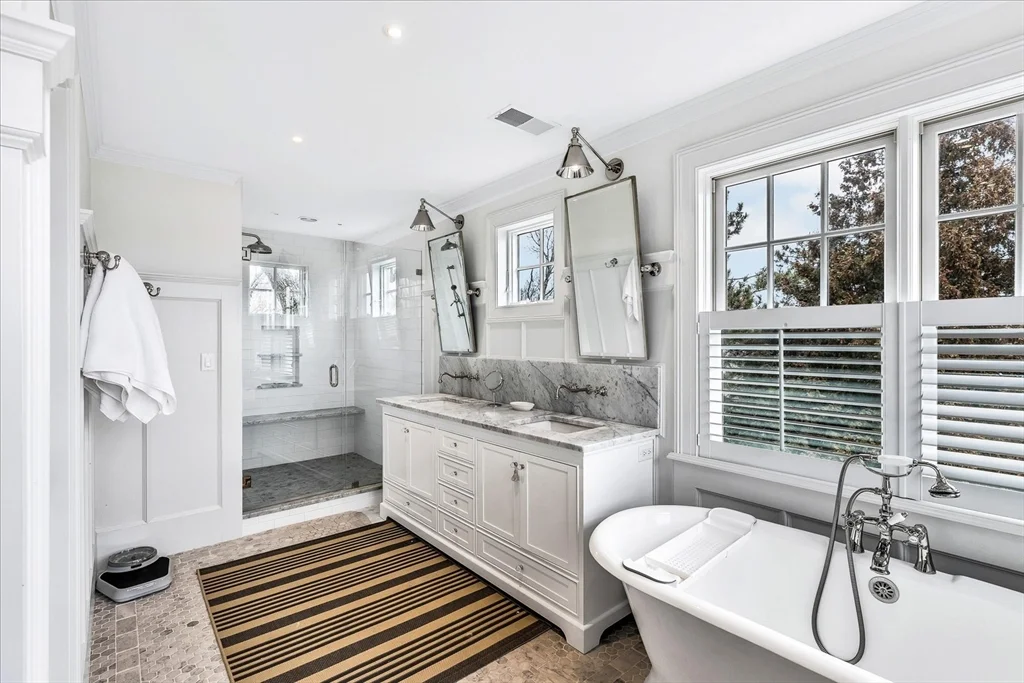 5 bed, 3 bath apartment for rent at 185 Jerusalem Rd Unit 1, Cohasset — photo 11 of 18