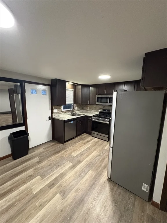 2 bed, 1 bath apartment for rent at 185 Middle St Unit 185, Springfield — photo 3 of 9