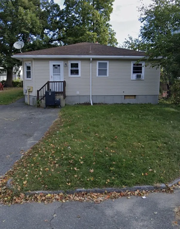 2 bed, 1 bath apartment for rent at 185 Middle St Unit 185, Springfield — photo 1 of 9
