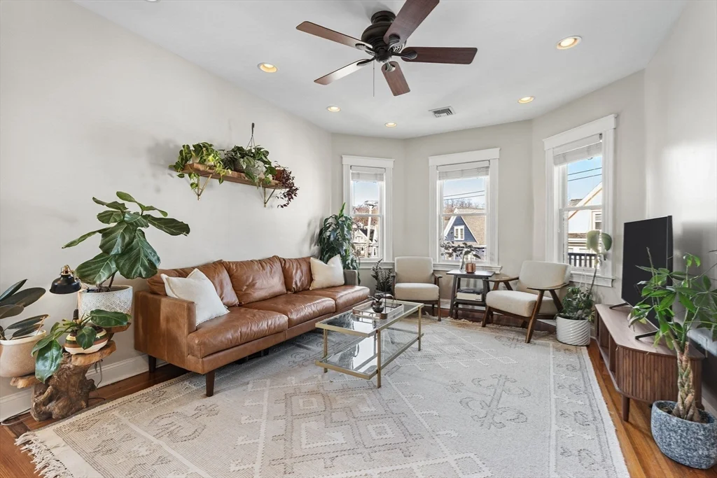3 bed, 1 bath apartment for rent at 185 Savin Hill Ave Unit 3, Dorchester — photo 6 of 28