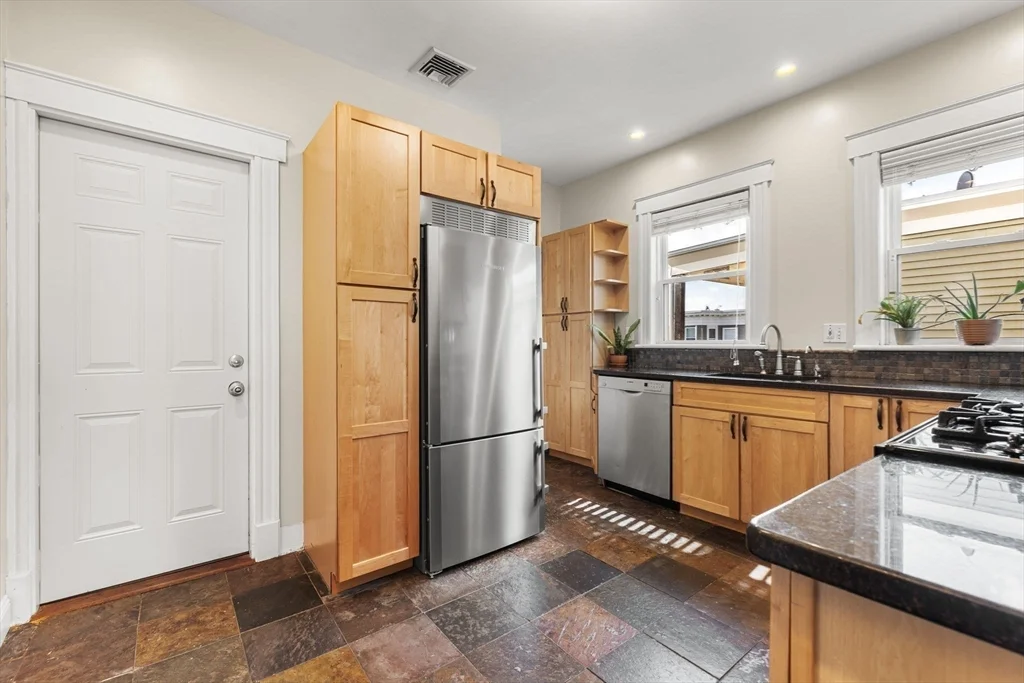 3 bed, 1 bath apartment for rent at 185 Savin Hill Ave Unit 3, Dorchester — photo 10 of 28