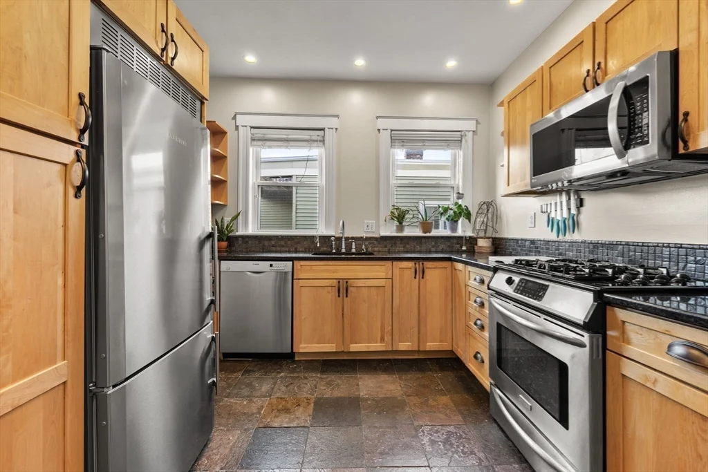 3 bed, 1 bath apartment for rent at 185 Savin Hill Ave Unit 3, Dorchester — photo 9 of 28