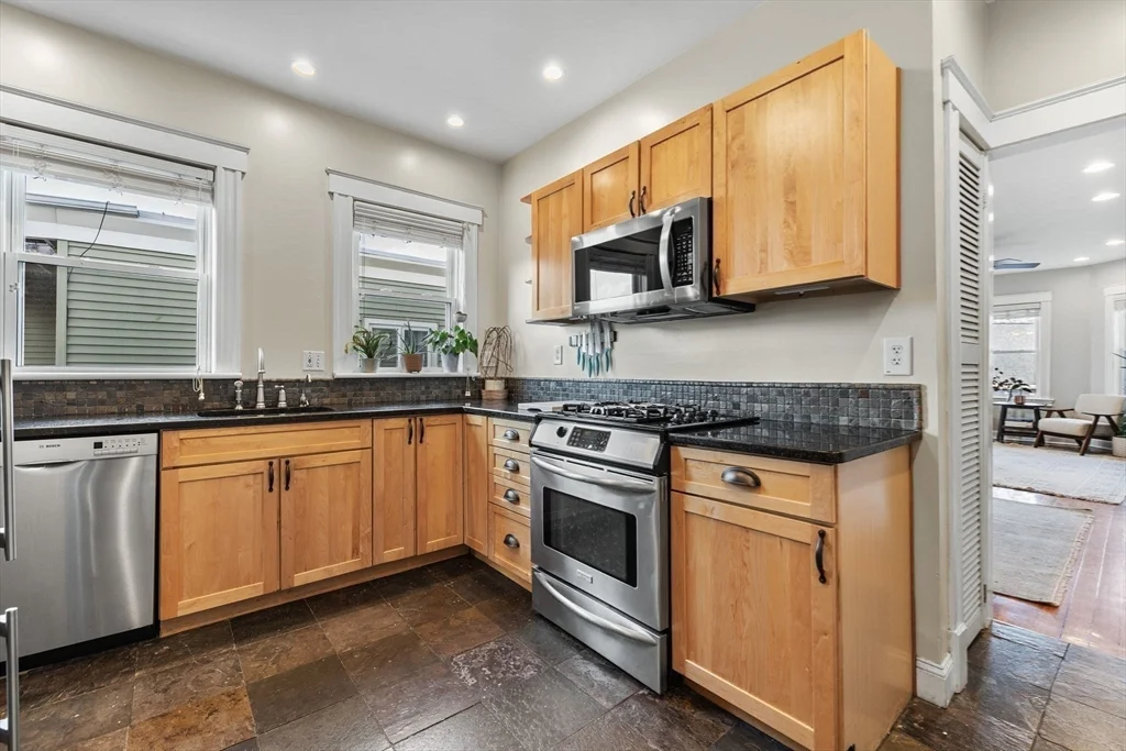 3 bed, 1 bath apartment for rent at 185 Savin Hill Ave Unit 3, Dorchester — photo 11 of 28