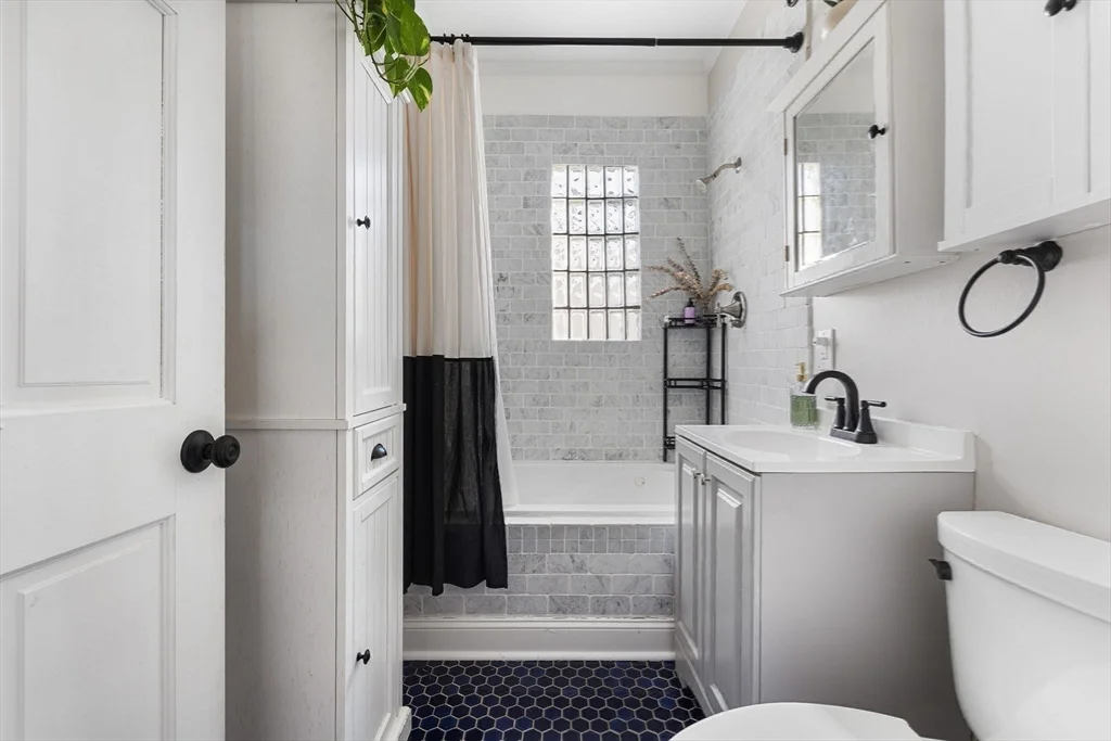 3 bed, 1 bath apartment for rent at 185 Savin Hill Ave Unit 3, Dorchester — photo 17 of 28