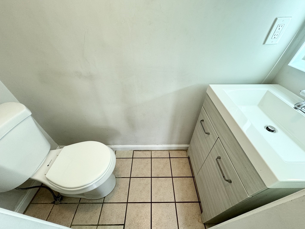 4 bed, 1 bath apartment for rent at 185 Sydney St Unit 2, Dorchester — photo 8 of 9