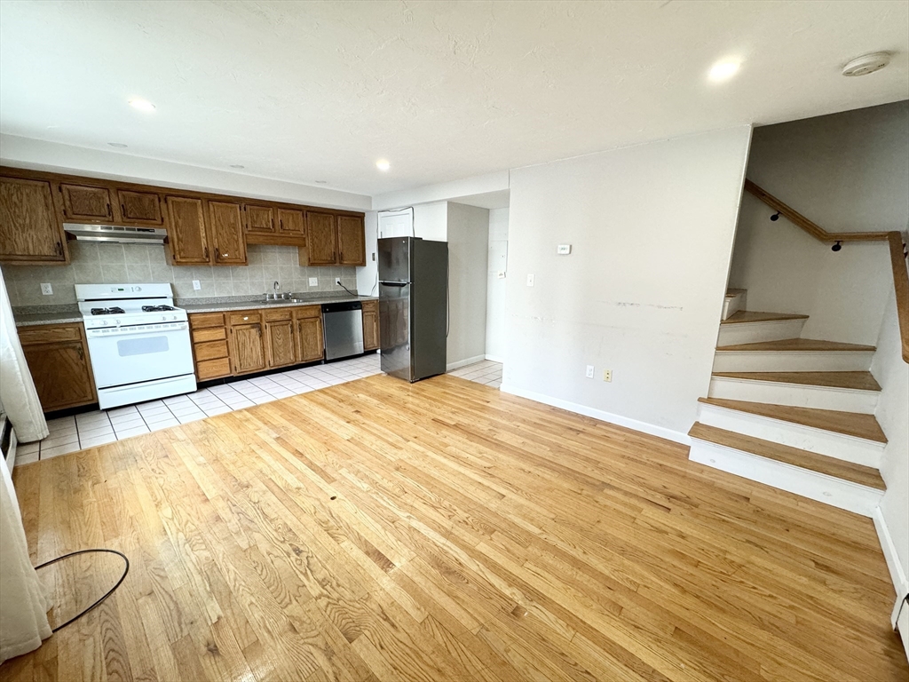 4 bed, 1 bath apartment for rent at 185 Sydney St Unit 2, Dorchester — photo 2 of 9
