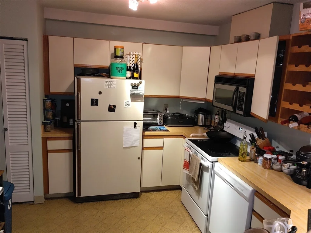 1 bed, 1 bath apartment for rent at 1850 Beacon Unit 203, Chestnut Hill — photo 9 of 12