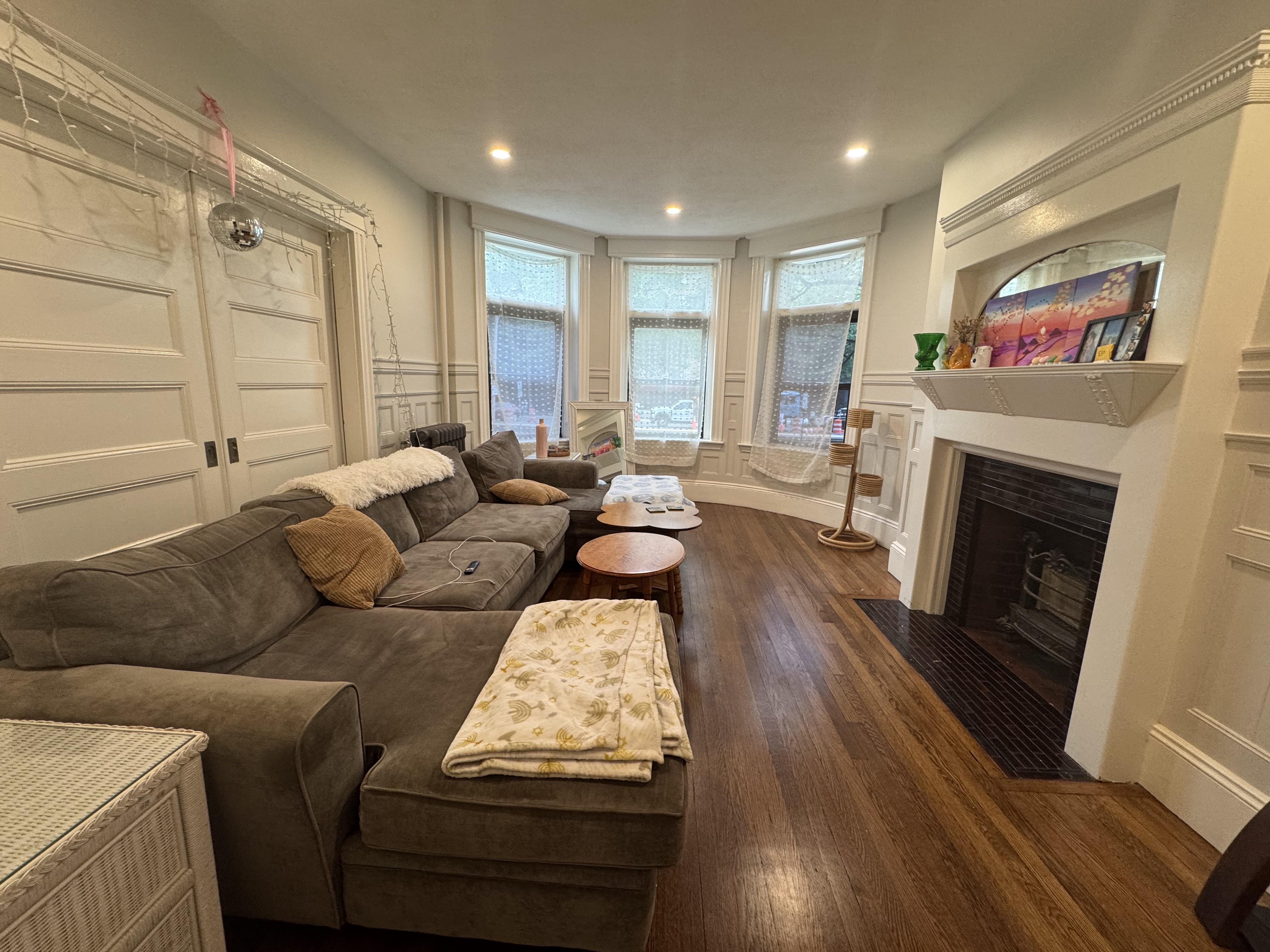 3 bed, 1 bath apartment for rent at 1855 Beacon St Unit 1, Brookline