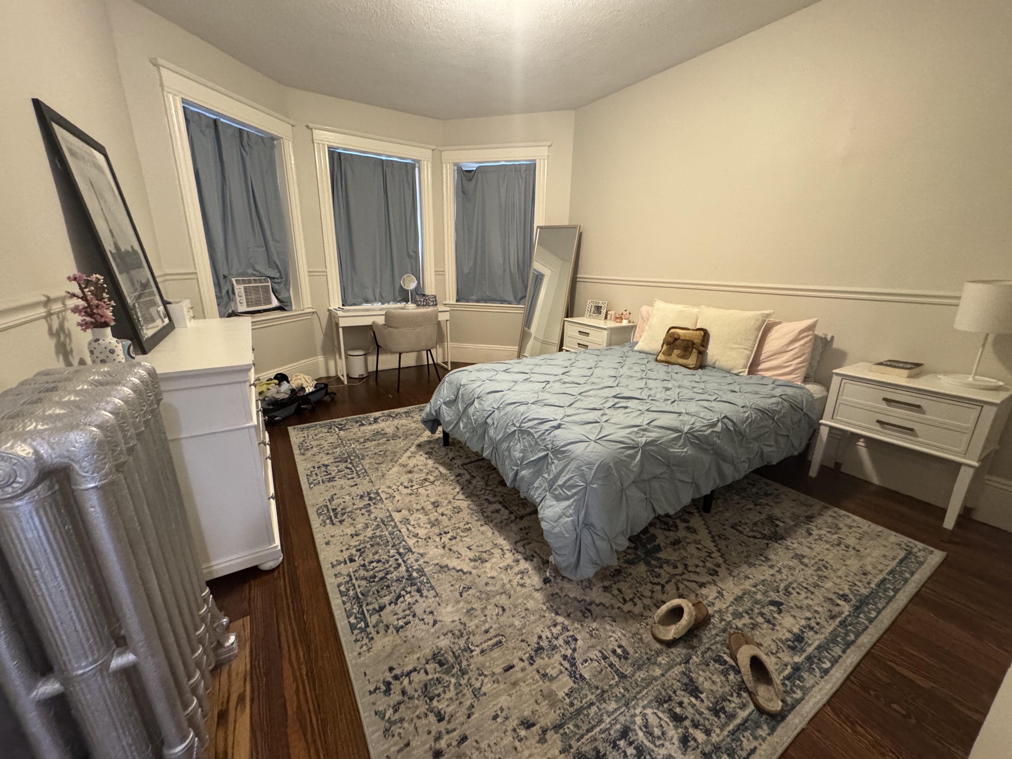 3 bed, 1 bath apartment for rent at 1855 Beacon St Unit 1, Brookline — photo 2 of 8