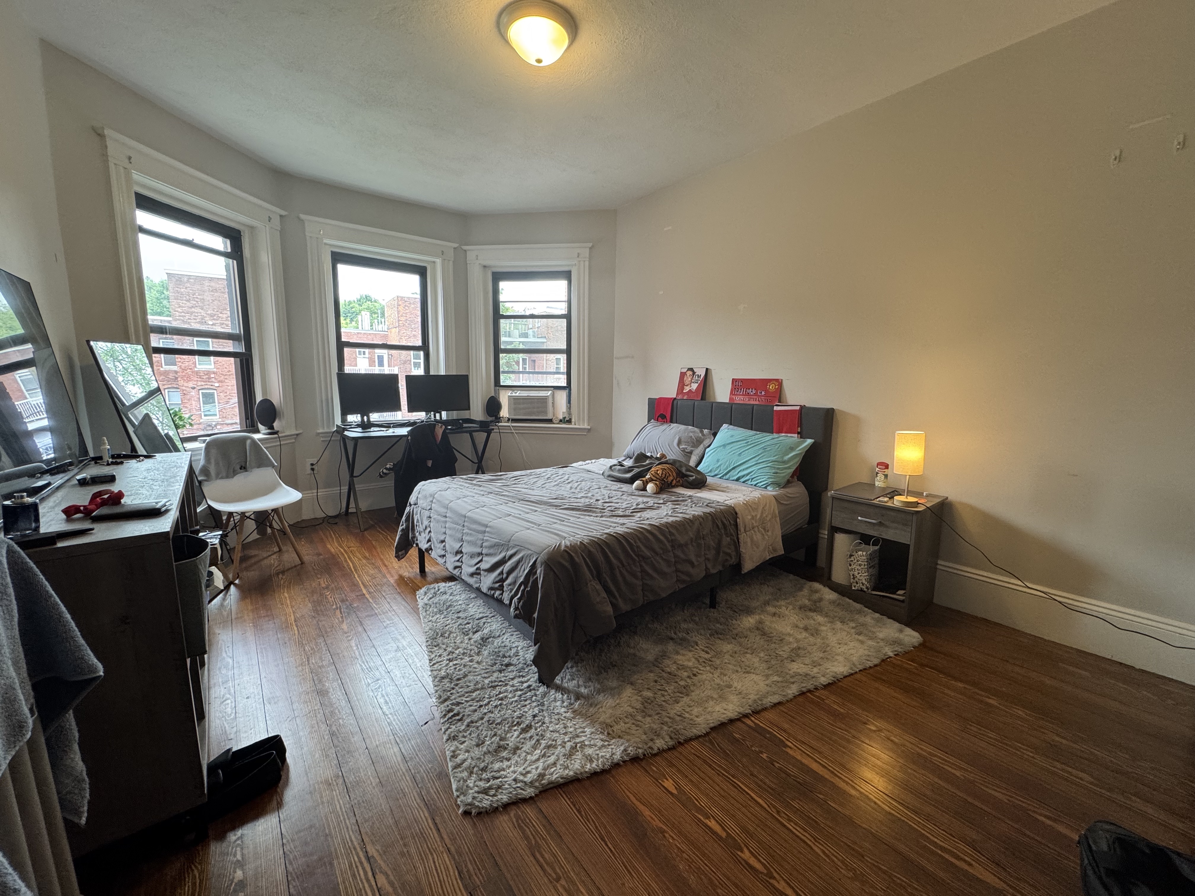 3 bed, 1 bath apartment for rent at 1855 Beacon St Unit 2, Brookline — photo 2 of 7