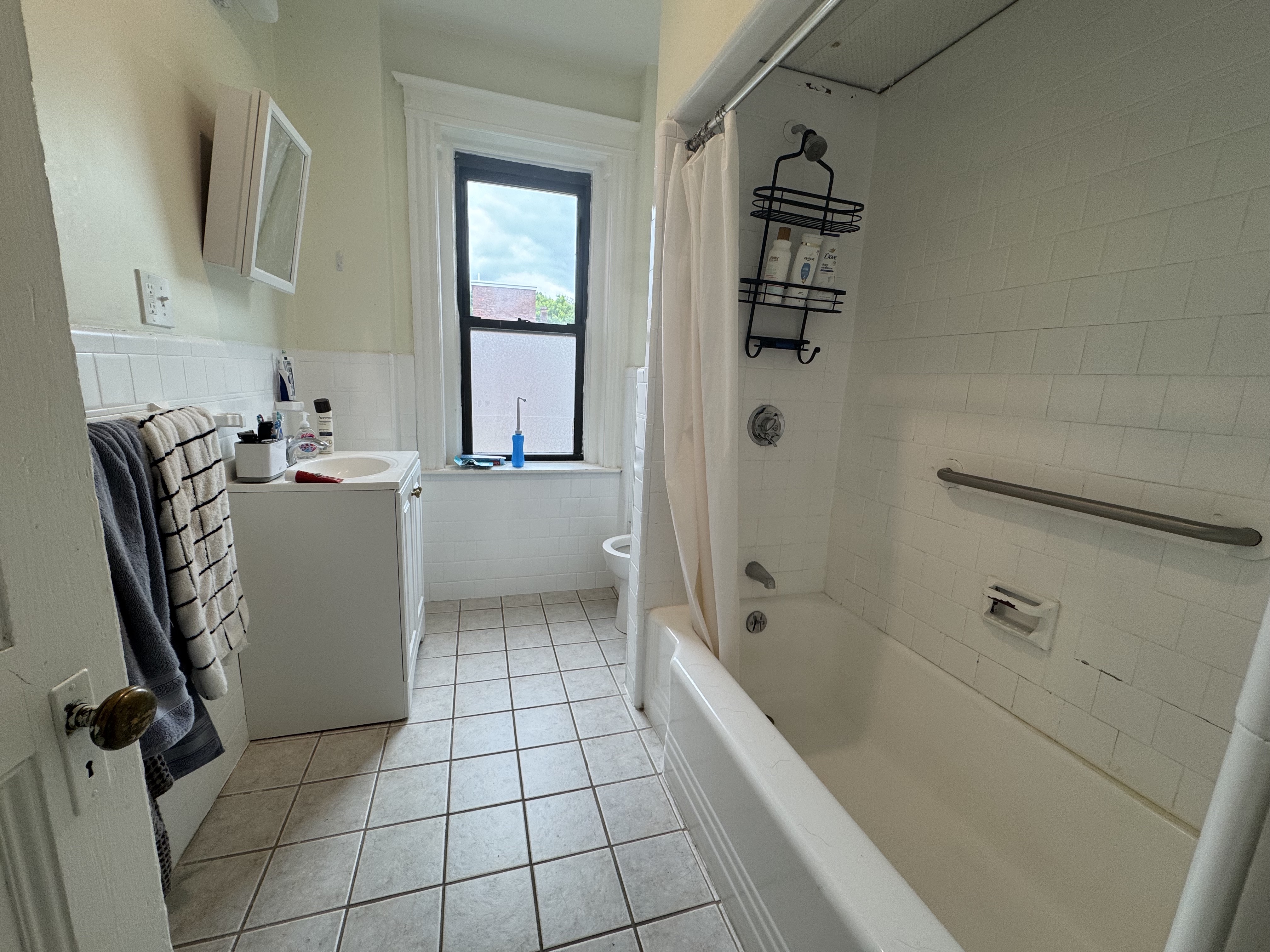3 bed, 1 bath apartment for rent at 1855 Beacon St Unit 2, Brookline — photo 6 of 7