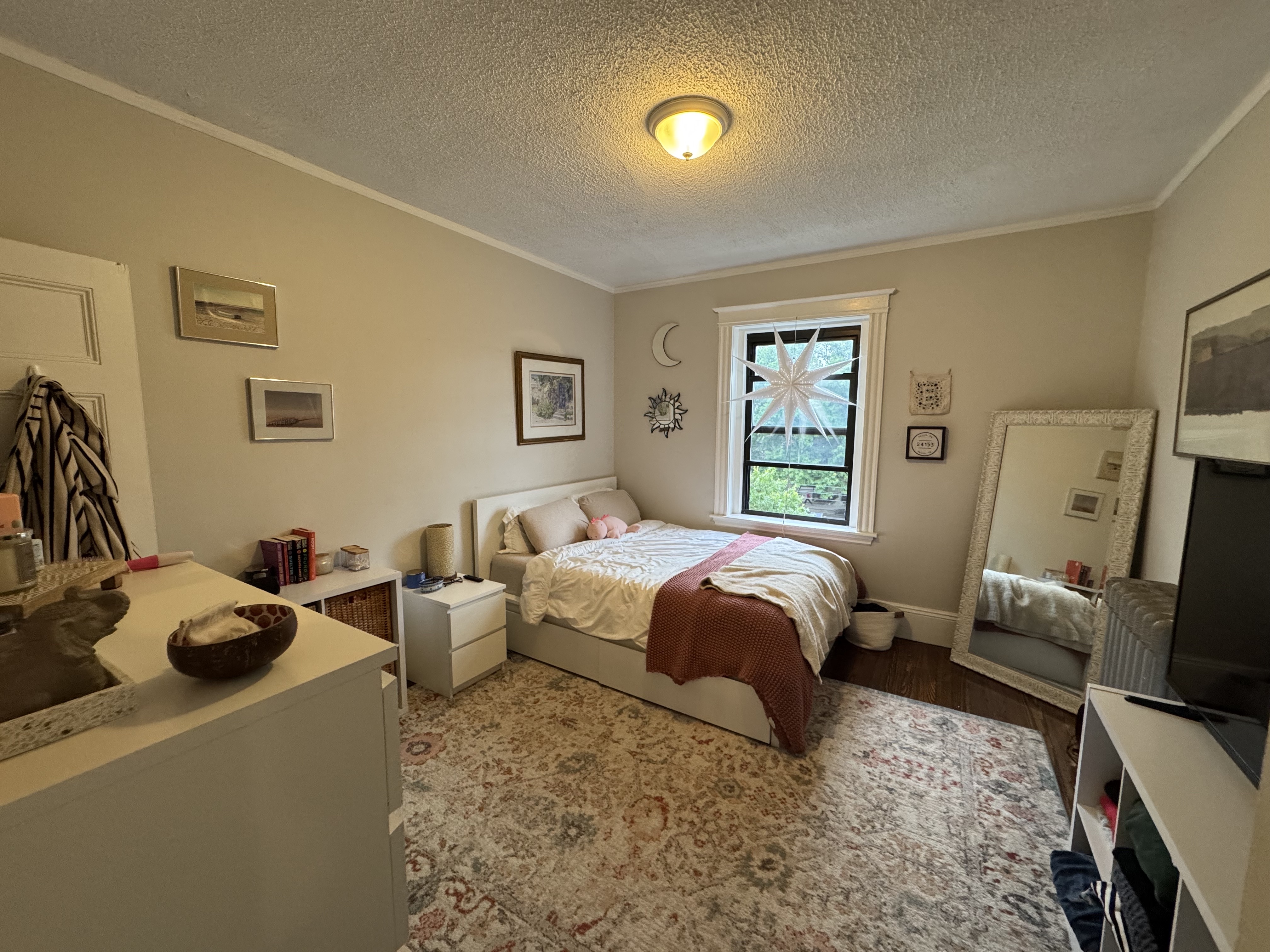 3 bed, 1 bath apartment for rent at 1855 Beacon St Unit 3, Brookline — photo 5 of 10