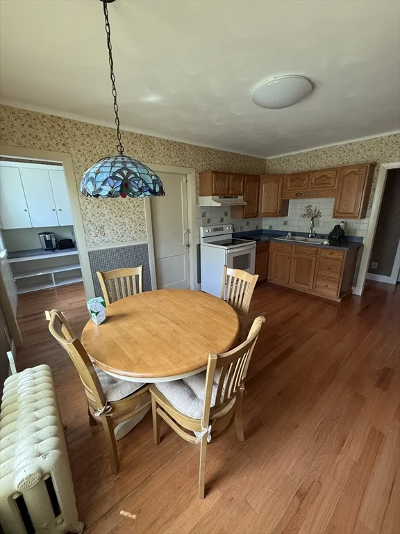 3 bed, 1 bath apartment for rent at 1859 Northampton St Unit 1, Holyoke — photo 3 of 17