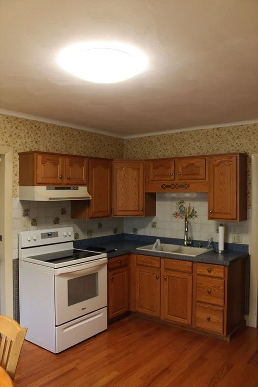 3 bed, 1 bath apartment for rent at 1859 Northampton St Unit 1, Holyoke — photo 2 of 17