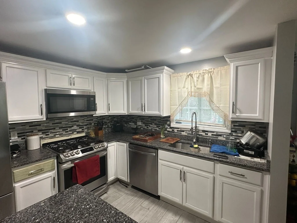 3 bed, 1 bath apartment for rent at 185B Park St Unit 1, Lawrence — photo 1 of 7