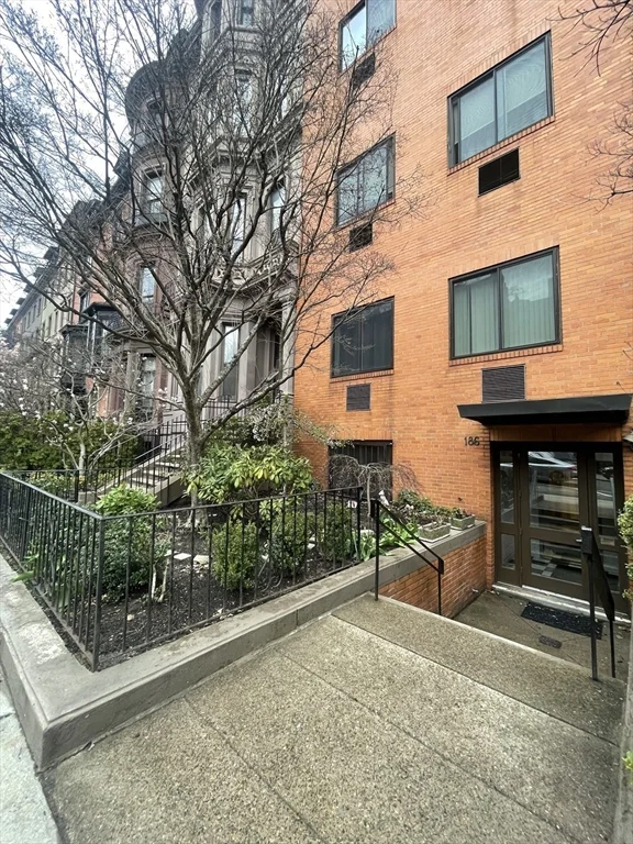 Studio bed, 1 bath apartment for rent at 186 Beacon St Unit 1B, Back Bay — photo 1 of 7