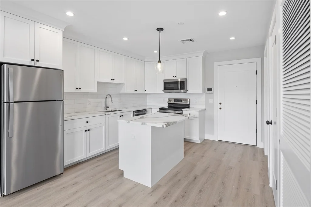 1 bed, 1 bath apartment for rent at 186 Bedford St Unit 210, Lexington — photo 2 of 19