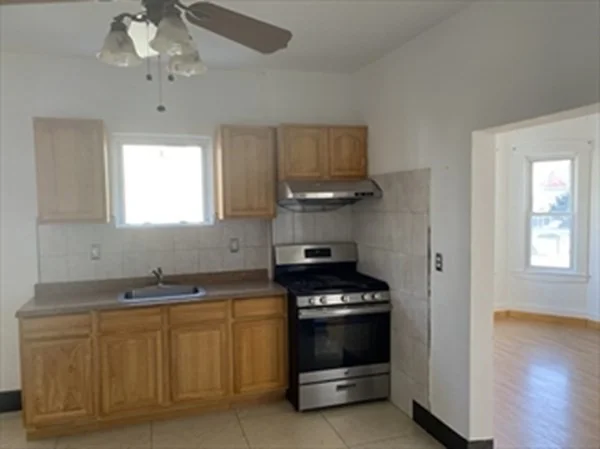 3 bed, 1 bath apartment for rent at 186 Billings St Unit 1, Quincy — photo 2 of 11