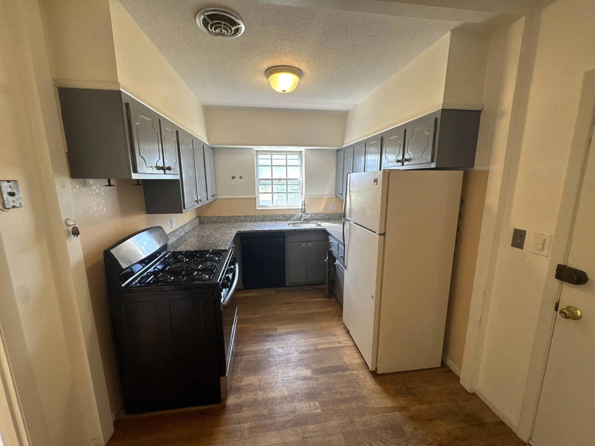 3 bed, 2 bath apartment for rent at 186 Lake Shore Rd Unit 1, Brighton — photo 2 of 18