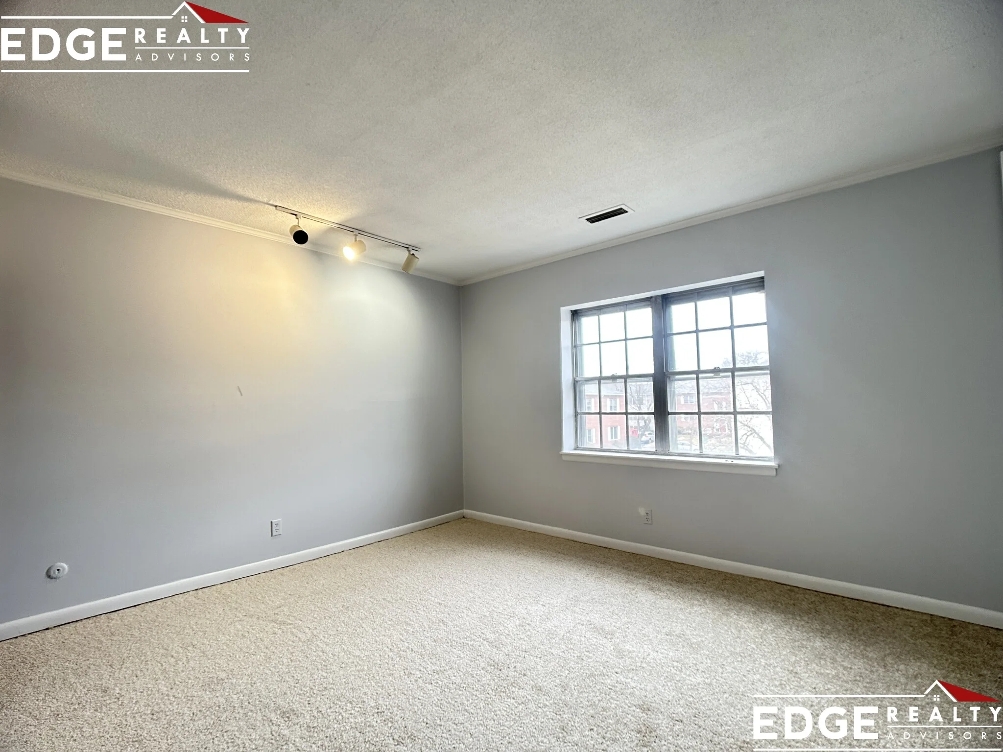 3 bed, 2 bath apartment for rent at 186 Lake Shore Rd Unit 4, Oak Square — photo 5 of 8