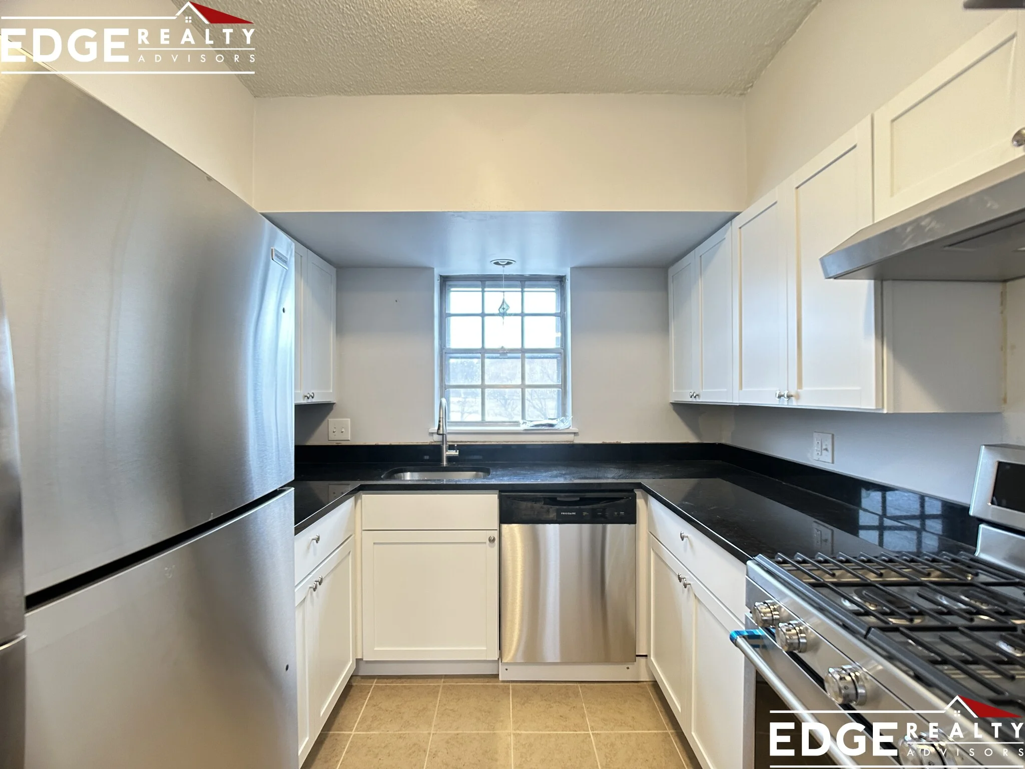 3 bed, 2 bath apartment for rent at 186 Lake Shore Rd Unit 4, Oak Square